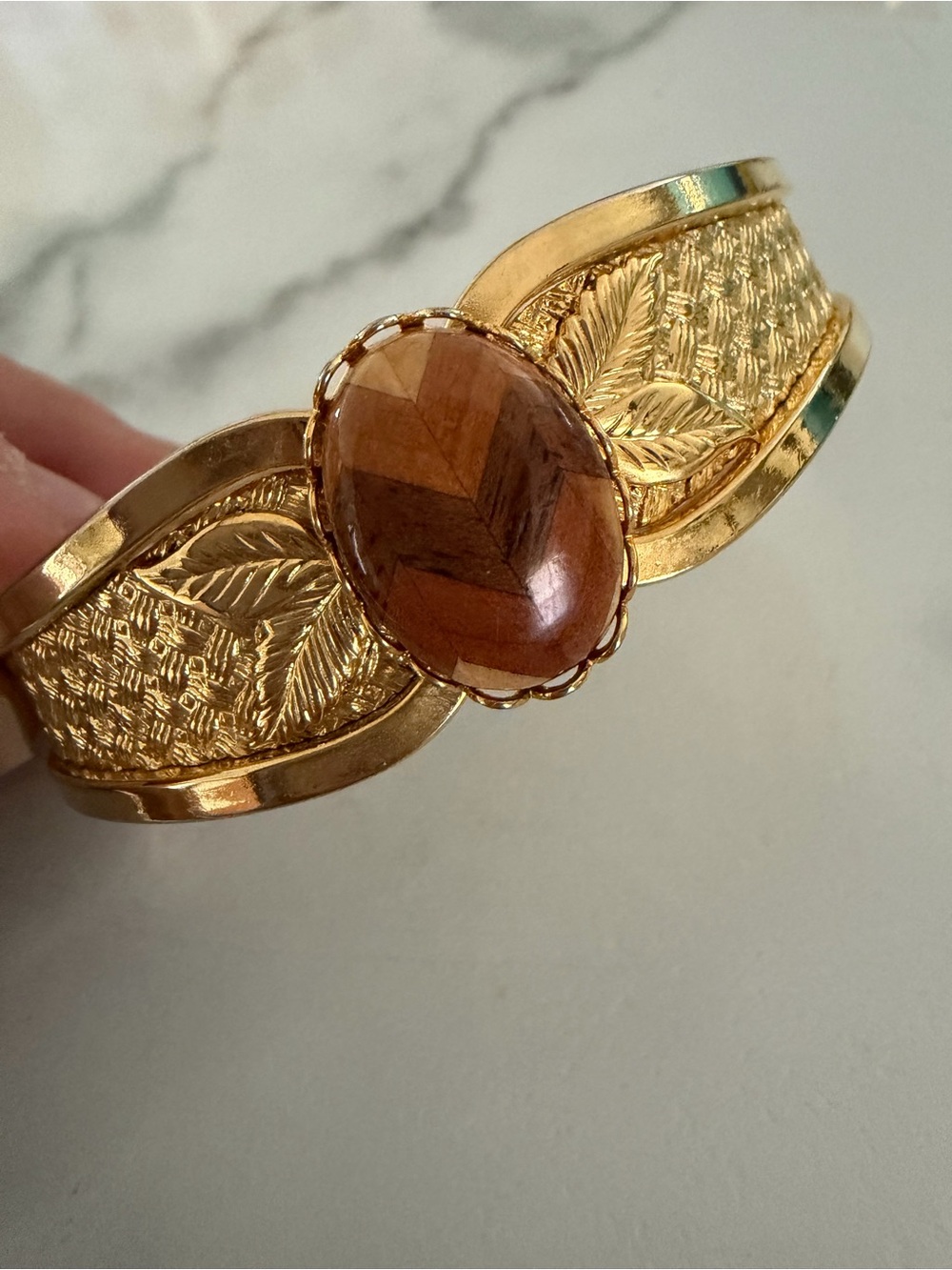 Vintage gold leafy basket weave pattern zigzag Cabachon hinged bracelet